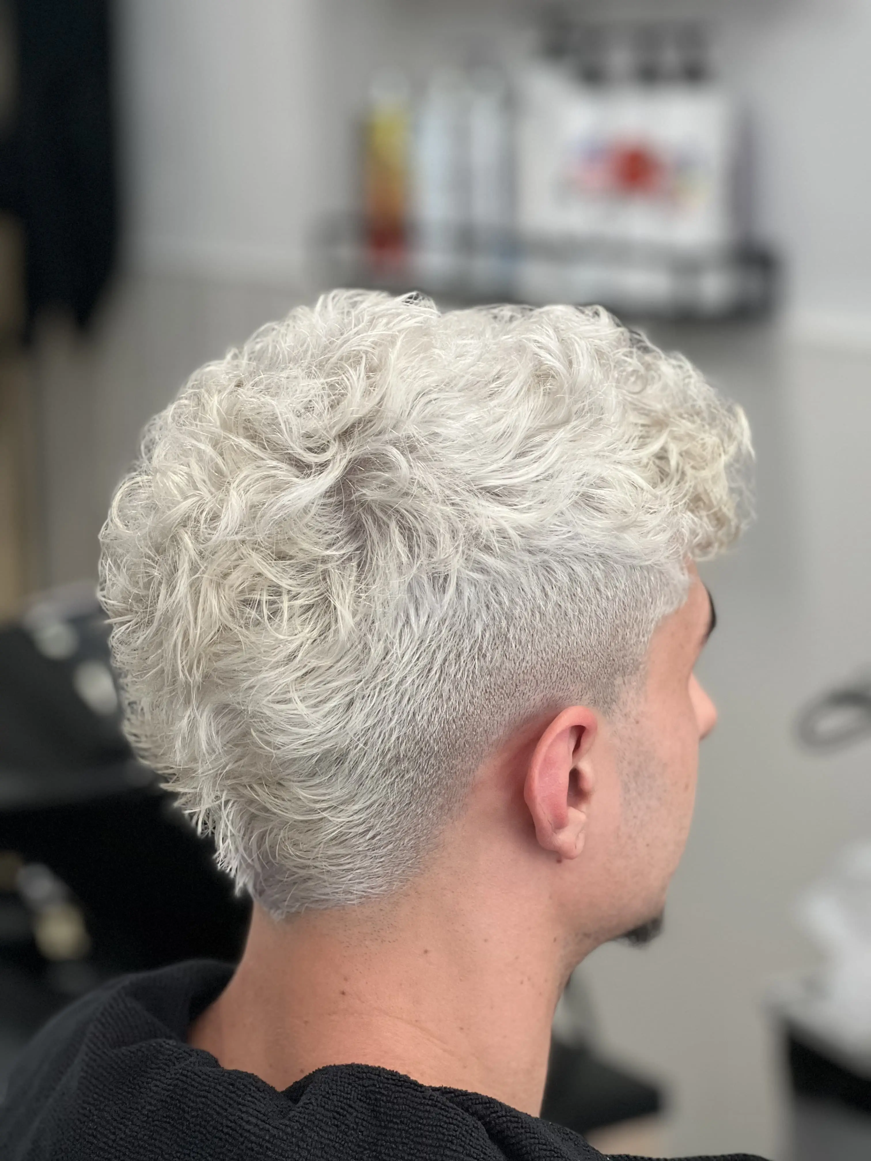 Decoloración platino hombre rizado, Sara Corona unisex