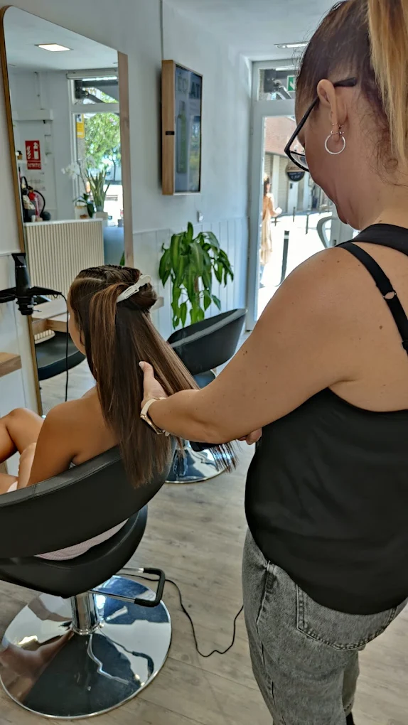 Sara Corona trabajando con una clienta