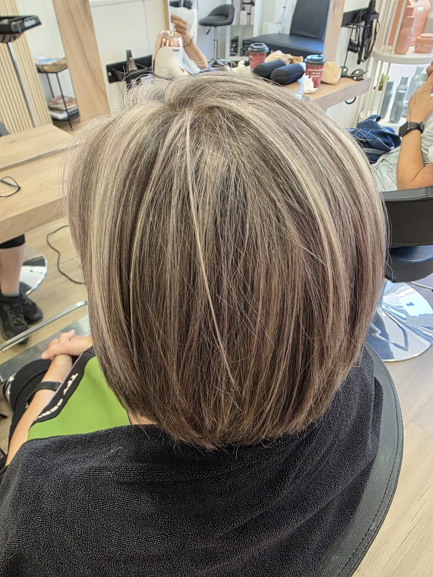 Después - bob con mechas elegantes