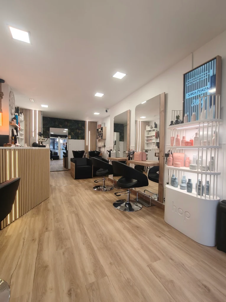 Interior Sara Corona peluquería, ambiente del salón Castelldefels