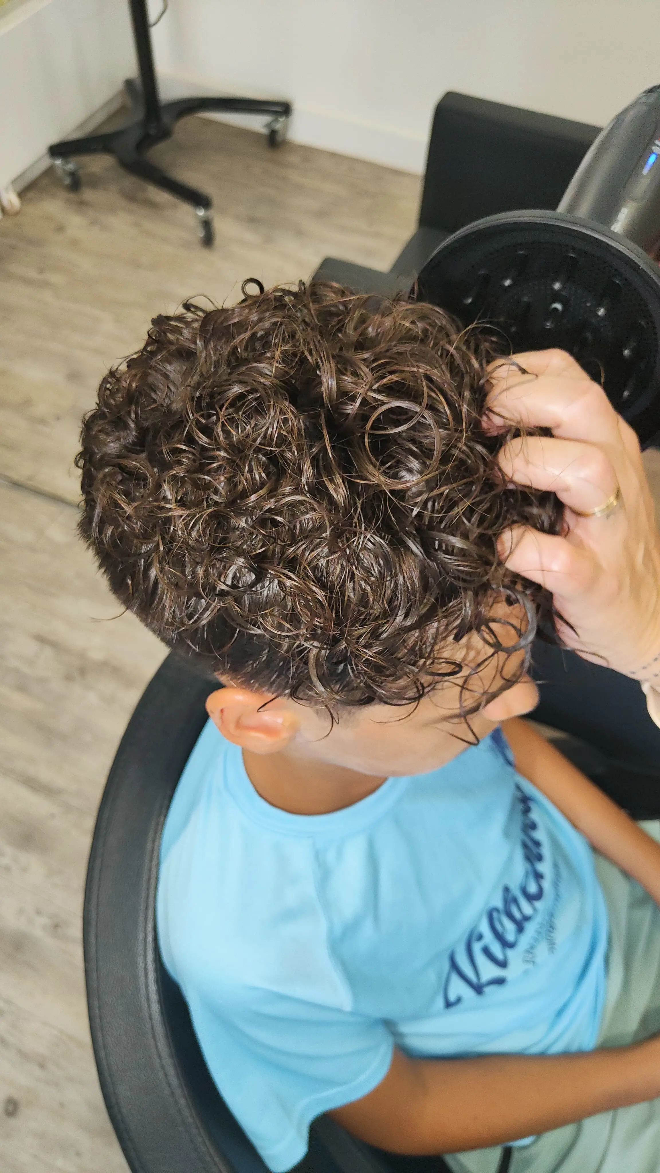 Sara Corona trabajando rizos, peluquería Castelldefels